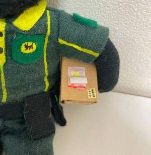 妹に頼まれたクロネコのぬいぐるみ　完成した『忙しい配達員』に大反響！