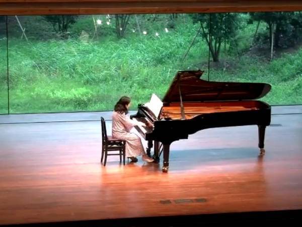 ピアノの発表会で『まさかのハプニング』！　動画に「笑ってむせた」「最高の展開」