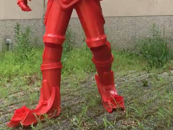 三角コーン２４個を使った作ったスーツが？　「完成度高い」「たまらん」