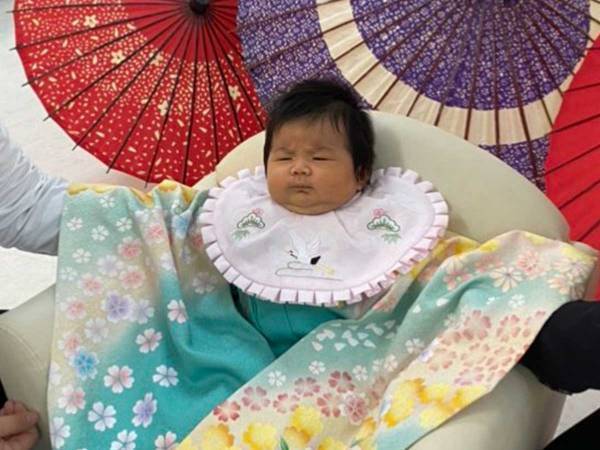 生後１か月の娘を撮ったら…？　まさかの仕上がりに「声出して笑った」「お腹痛い！」