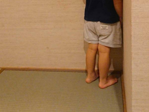 「声出して笑った」「最高！」　２歳児の『本気のかくれんぼ』がこちら