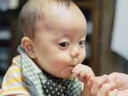初めて桃を食べた赤ちゃんの『表情変化』が最高すぎた　「アニメみたい」「いい写真！」