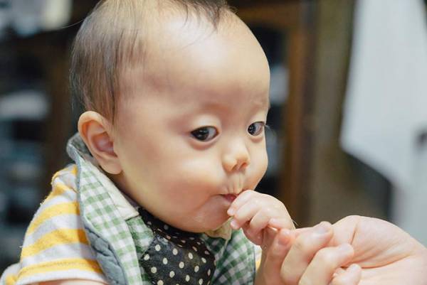 初めて桃を食べた赤ちゃんの『表情変化』が最高すぎた　「アニメみたい」「いい写真！」