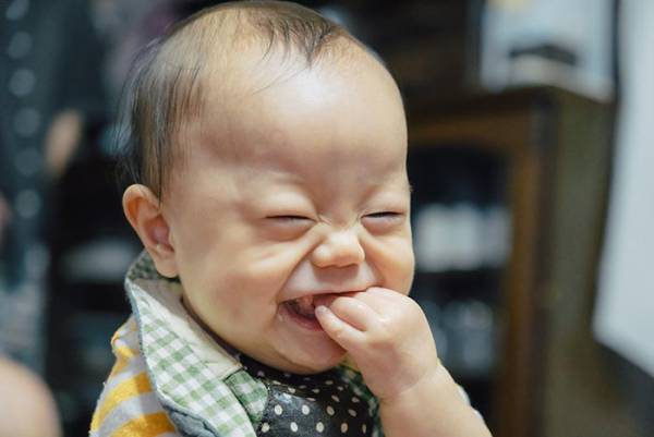 初めて桃を食べた赤ちゃんの『表情変化』が最高すぎた　「アニメみたい」「いい写真！」