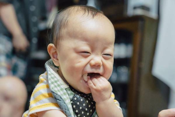 初めて桃を食べた赤ちゃんの『表情変化』が最高すぎた　「アニメみたい」「いい写真！」