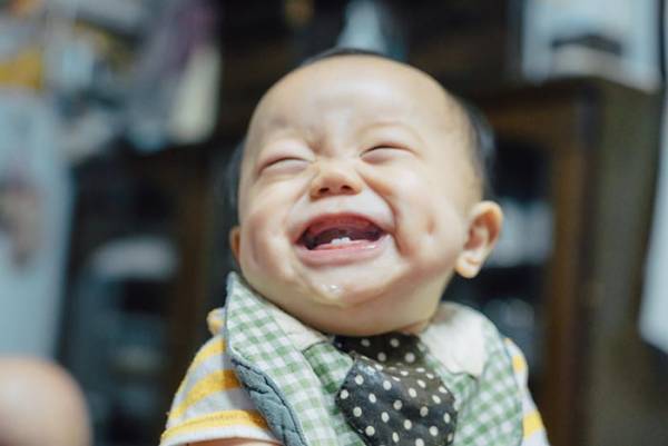 初めて桃を食べた赤ちゃんの『表情変化』が最高すぎた　「アニメみたい」「いい写真！」