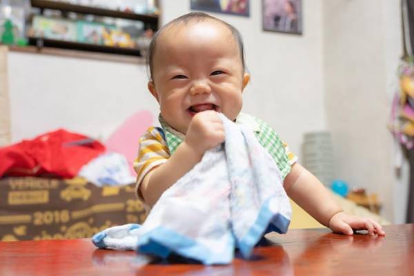 初めて桃を食べた赤ちゃんの『表情変化』が最高すぎた　「アニメみたい」「いい写真！」