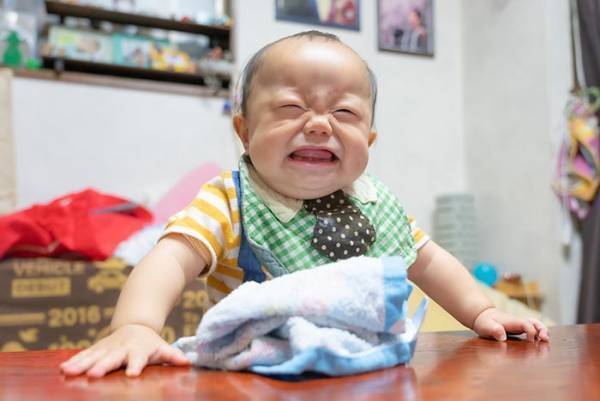 初めて桃を食べた赤ちゃんの『表情変化』が最高すぎた　「アニメみたい」「いい写真！」