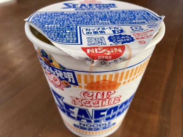 底のシールなくなっちゃったんだね　カップヌードルがあみ出した斬新なふたを実践
