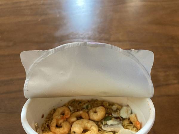 底のシールなくなっちゃったんだね　カップヌードルがあみ出した斬新なふたを実践