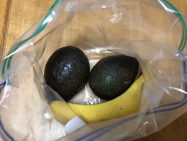 これは知らなかった…固いアボカドをあるものと一緒に保存するだけで柔らかくなる！