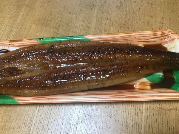 うなぎを温める前にひと手間加えると…ふっくらと仕上がる！その方法とは？