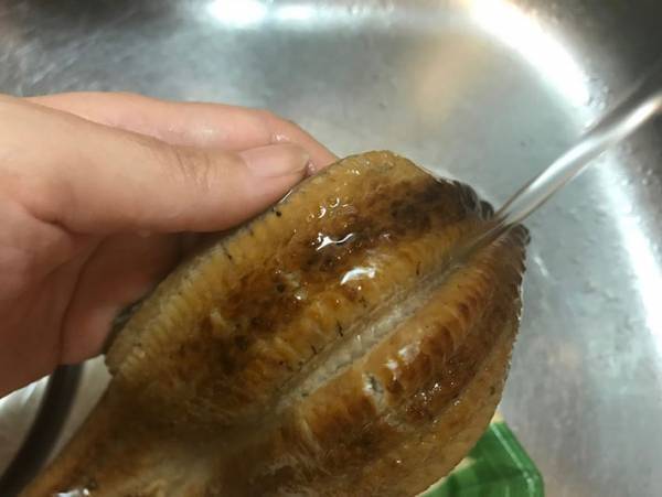 うなぎを温める前にひと手間加えると…ふっくらと仕上がる！その方法とは？