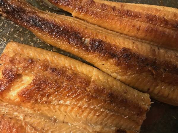 うなぎを温める前にひと手間加えると…ふっくらと仕上がる！その方法とは？