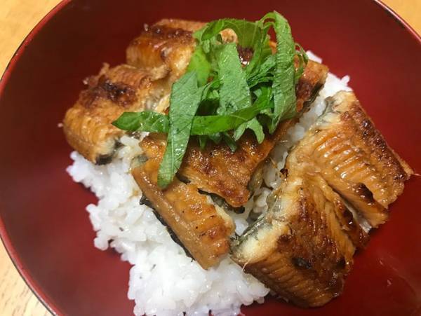 うなぎを温める前にひと手間加えると…ふっくらと仕上がる！その方法とは？