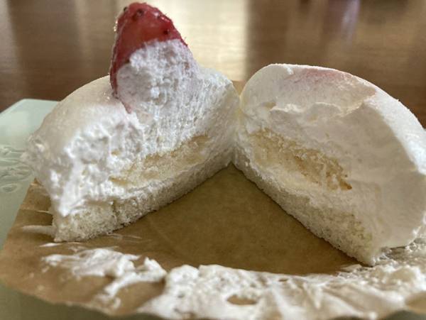 これはただのクリームでは？ローソンの絹泡クリームの苺ショートが衝撃すぎた