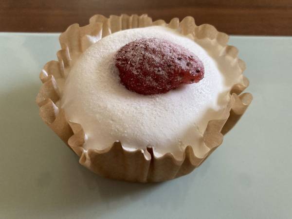 これはただのクリームでは？ローソンの絹泡クリームの苺ショートが衝撃すぎた