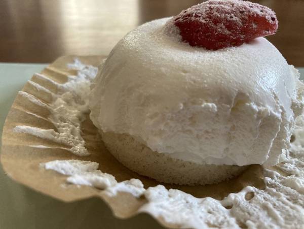 これはただのクリームでは？ローソンの絹泡クリームの苺ショートが衝撃すぎた