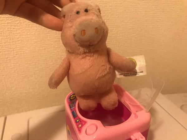 ダイソーの『ミニ洗濯機』が優秀！？ぬいぐるみやメイク道具を洗ってみた結果…