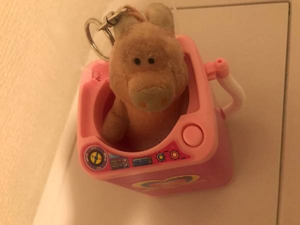 ダイソーの『ミニ洗濯機』が優秀！？ぬいぐるみやメイク道具を洗ってみた結果…