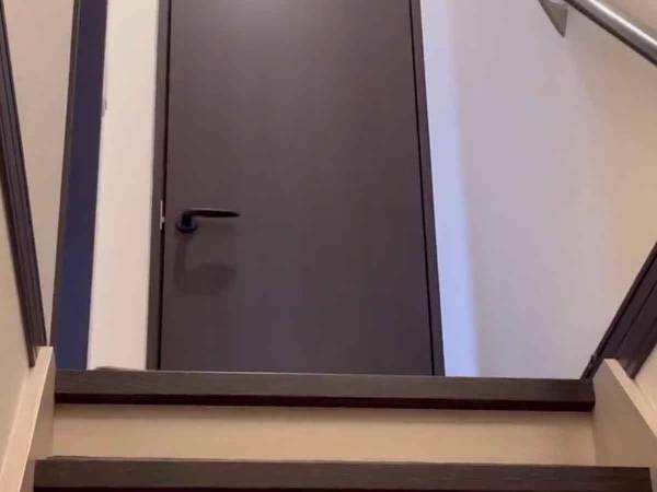 勢いあまって…？　飼い主を出迎える犬の身に起きたアクシデント