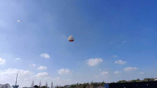 父親が自作した凧　空を『航海』する姿がかっこよすぎる！