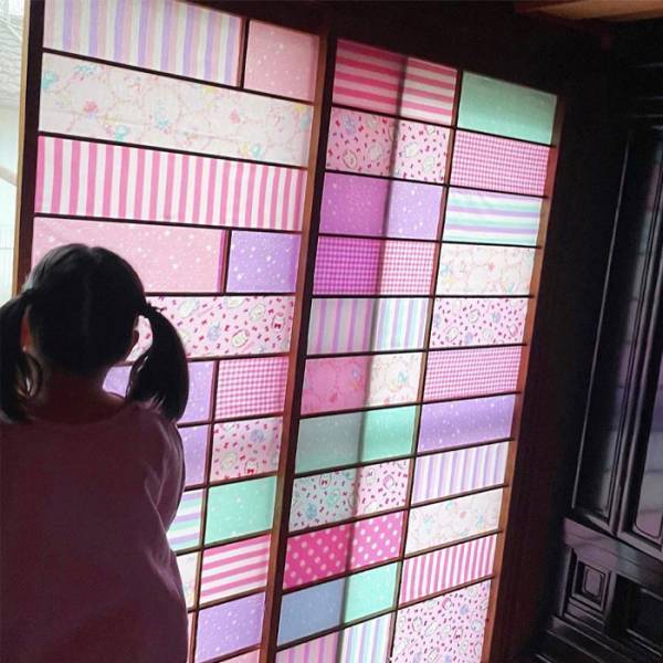 猫が破いてボロボロになった障子　和紙の代わりに貼ったもので「猫が暇になった」