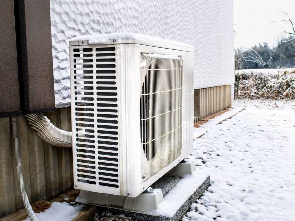 積雪の後はエアコンが不調？　電器店の店主が投稿した動画に反響