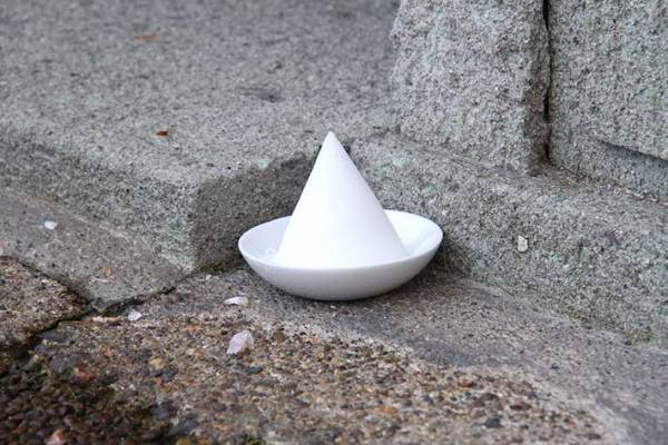 「こ、この形は…！！」　コンビニにあった『盛り塩』の形に吹き出す