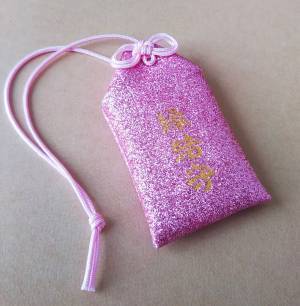 神社で授与された『ギャルの爪』みたいなお守り　引いたおみくじの内容に仰天！