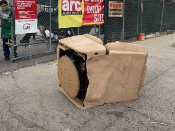 中古のイスの中から『鳴き声』が聞こえる！？　「こんなことがあるなんて」