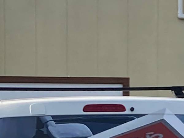 車の後方ガラスを見たら…　描かれていたものに「二度見した」