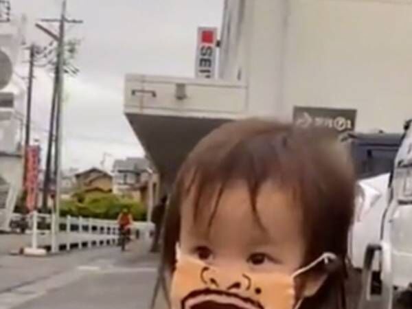すれ違う人が振り返る『娘の姿』　１００円ショップで買ったマスクをつけると？
