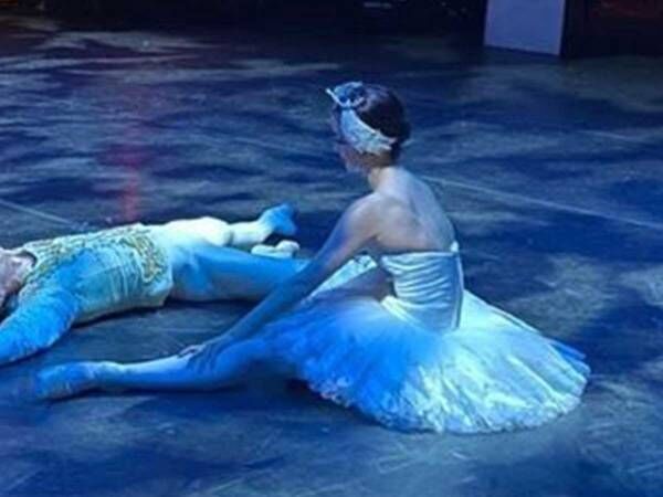 コロナで『白鳥の湖』が中止に　ステージ上で呆然とするダンサーの姿に涙