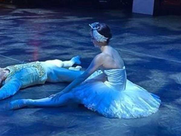 コロナで『白鳥の湖』が中止に　ステージ上で呆然とするダンサーの姿に涙