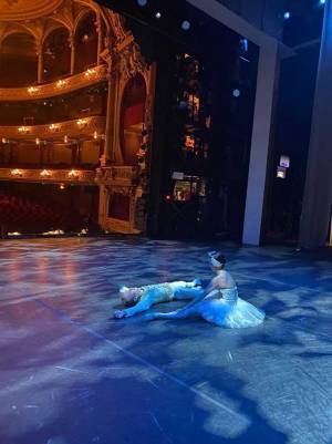 コロナで『白鳥の湖』が中止に　ステージ上で呆然とするダンサーの姿に涙