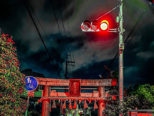 交差点に建っていたのは？　異世界感あふれる光景にゾクッ