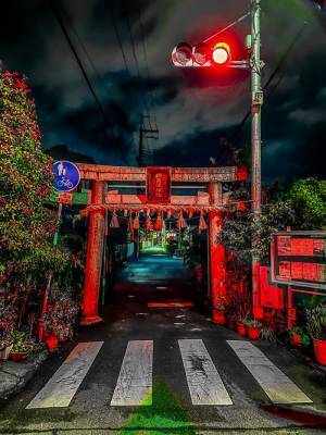 交差点に建っていたのは？　異世界感あふれる光景にゾクッ