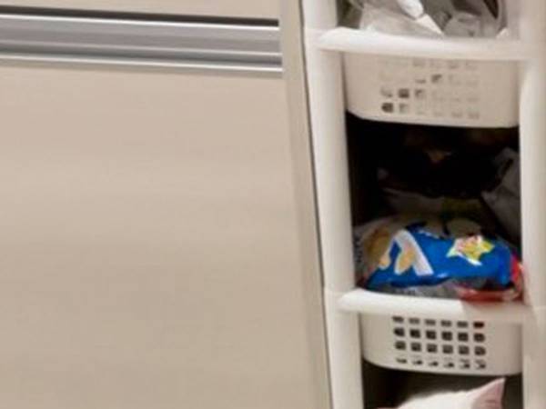 細長い３段ラックの一番下にものを置かない理由が「風景に溶け込んでる」