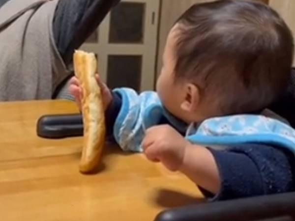 おじいちゃんにパンをあげようとする甥っ子　やめた理由に「頭いいな」