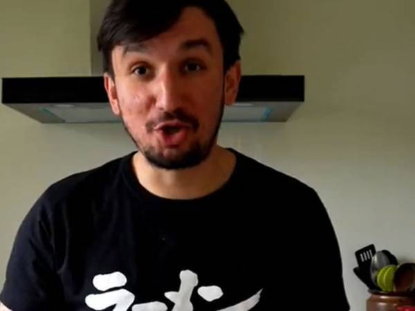 パスタを作っているはずなのに？　シャツの文字に日本人から総ツッコミ！