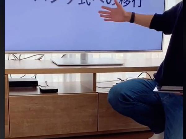 父親のプレゼンを聞く赤ちゃん　その姿に「ボス・ベイビーだ」「貫禄ある」