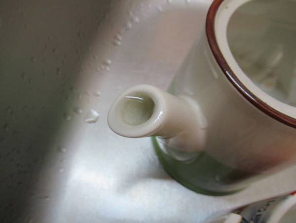 ポットやコップに付着した茶渋を超簡単に落とす方法