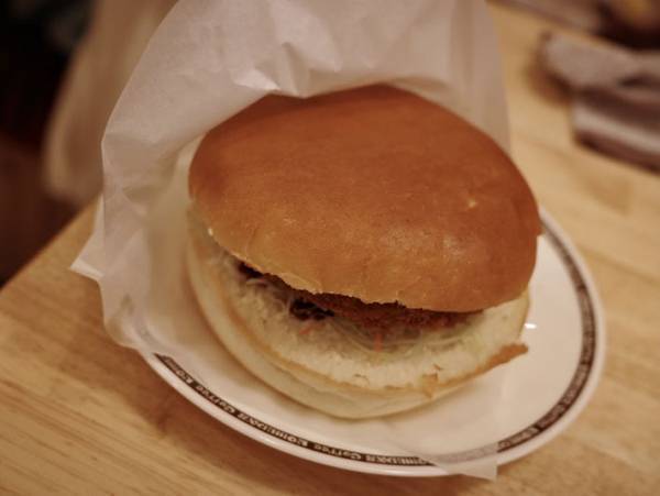 最強にでかい！冬の定番バーガー『グラコロ』ならぬ『グラクロ』をコメダ珈琲店で