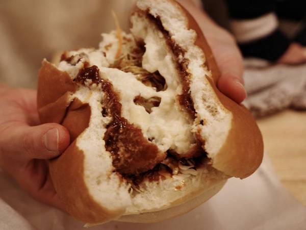 最強にでかい！冬の定番バーガー『グラコロ』ならぬ『グラクロ』をコメダ珈琲店で