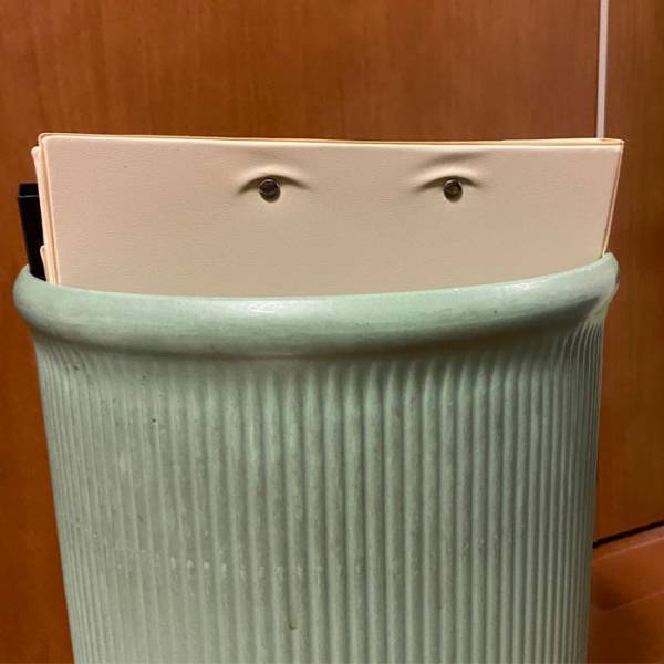 ゴミ箱に捨てたバインダーに違和感を抱き…　振り返ると「憎めない」