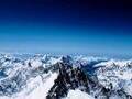 深い青色が広がる絶景　エベレスト山頂の景色が、想像以上の美しさ