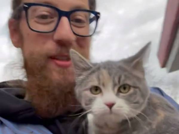 駐車場で見つけた子猫を呼んだ男性　すると子猫が走って向かってきて？