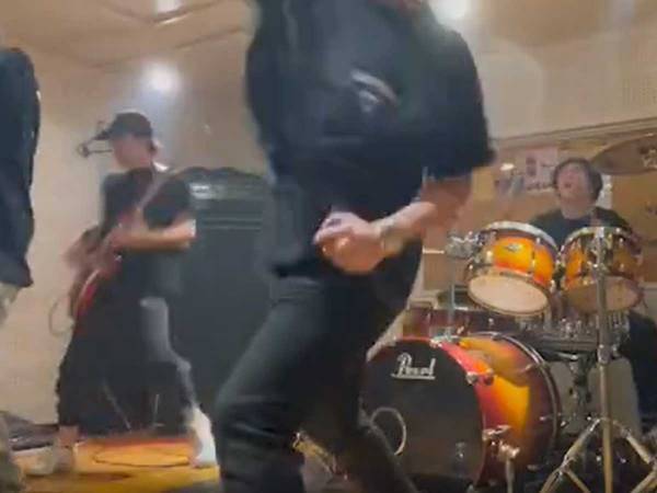 バンド演奏なのに…？　５万人が笑った、３０秒の動画がこちら