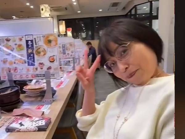 家族から離れた席に座る父親　その理由に「ほほ笑ましい」